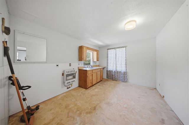 662 S Range Road, Mcloud, OK 74851