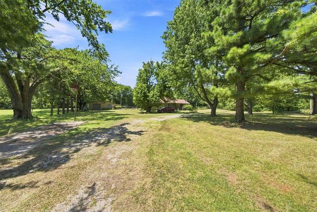 662 S Range Road, Mcloud, OK 74851