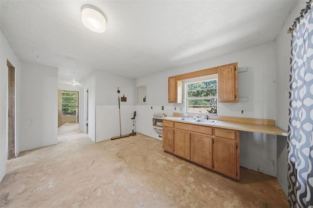 662 S Range Road, Mcloud, OK 74851
