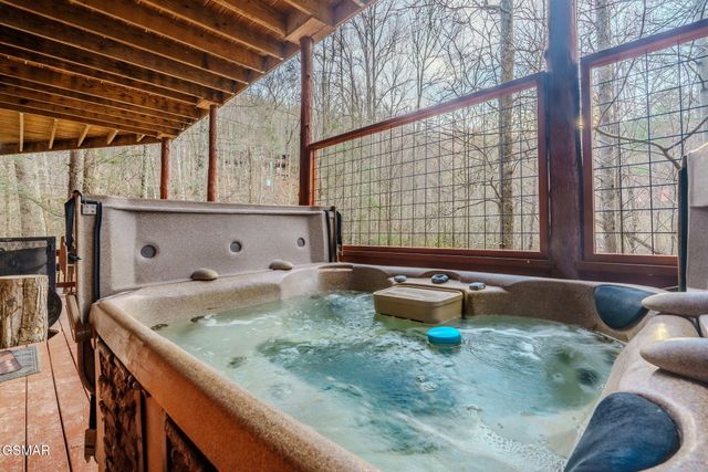 4040 Hickory Hollow Way, Sevierville, TN 37862