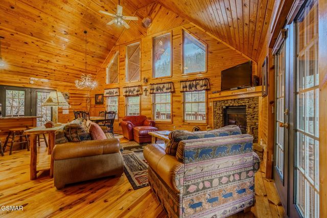 4040 Hickory Hollow Way, Sevierville, TN 37862