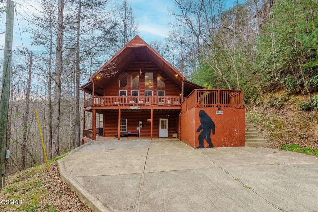 4040 Hickory Hollow Way, Sevierville, TN 37862
