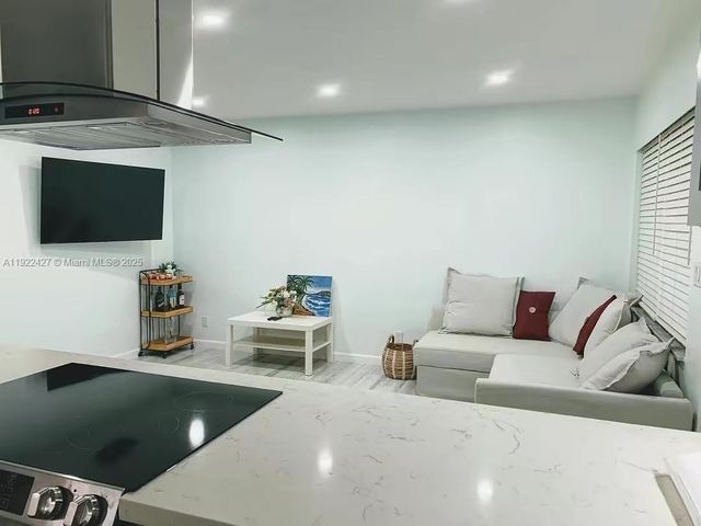 600 NE 7th Ave 12, Fort Lauderdale, FL 33304