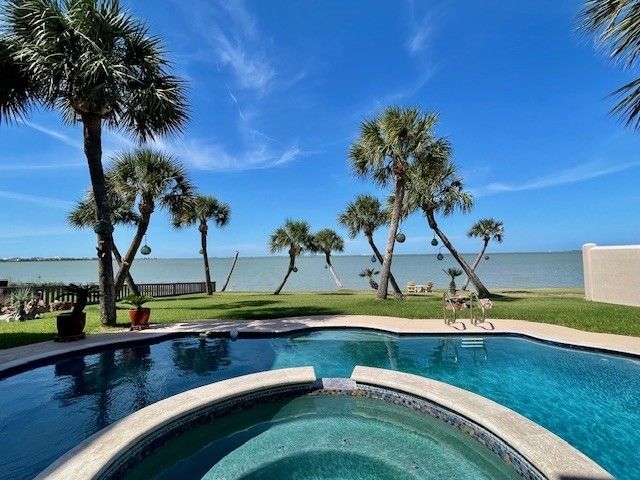 8210 Seashore Dr, Corpus Christi, TX 78412