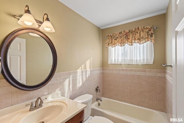 5000 44th Ave Avenue, Moline, IL 61265