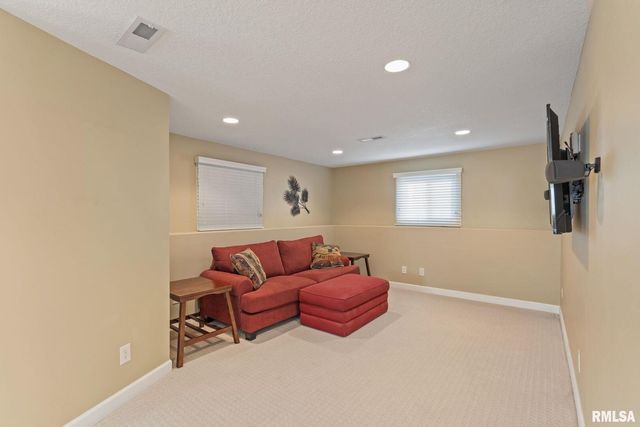 5000 44th Ave Avenue, Moline, IL 61265