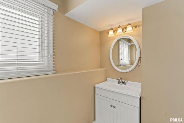 5000 44th Ave Avenue, Moline, IL 61265