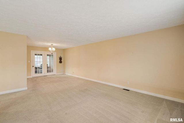 5000 44th Ave Avenue, Moline, IL 61265