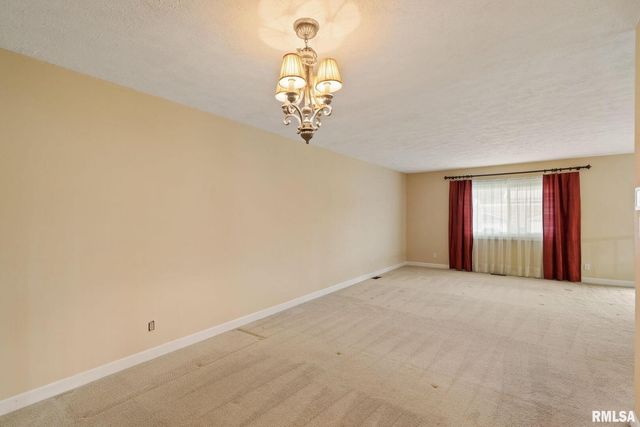 5000 44th Ave Avenue, Moline, IL 61265