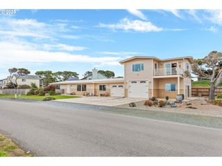 975 OCEAN Dr Sw, Bandon, OR 97411