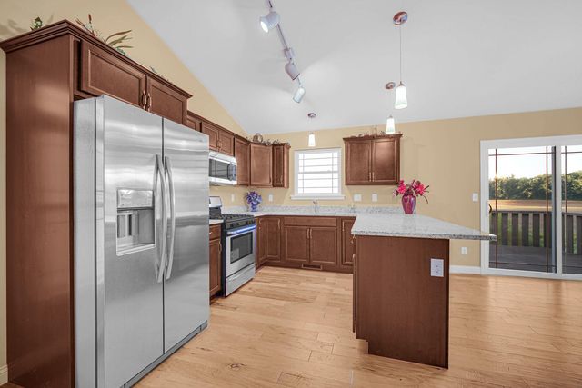 605 Hatch Lake Pkwy, Valparaiso, IN 46385