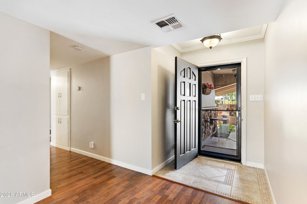 Image 10 of property listing at 864 W TULSA Street, Chandler, AZ 85225
