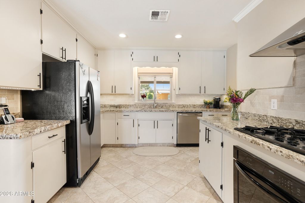 Image 4 of property listing at 864 W TULSA Street, Chandler, AZ 85225