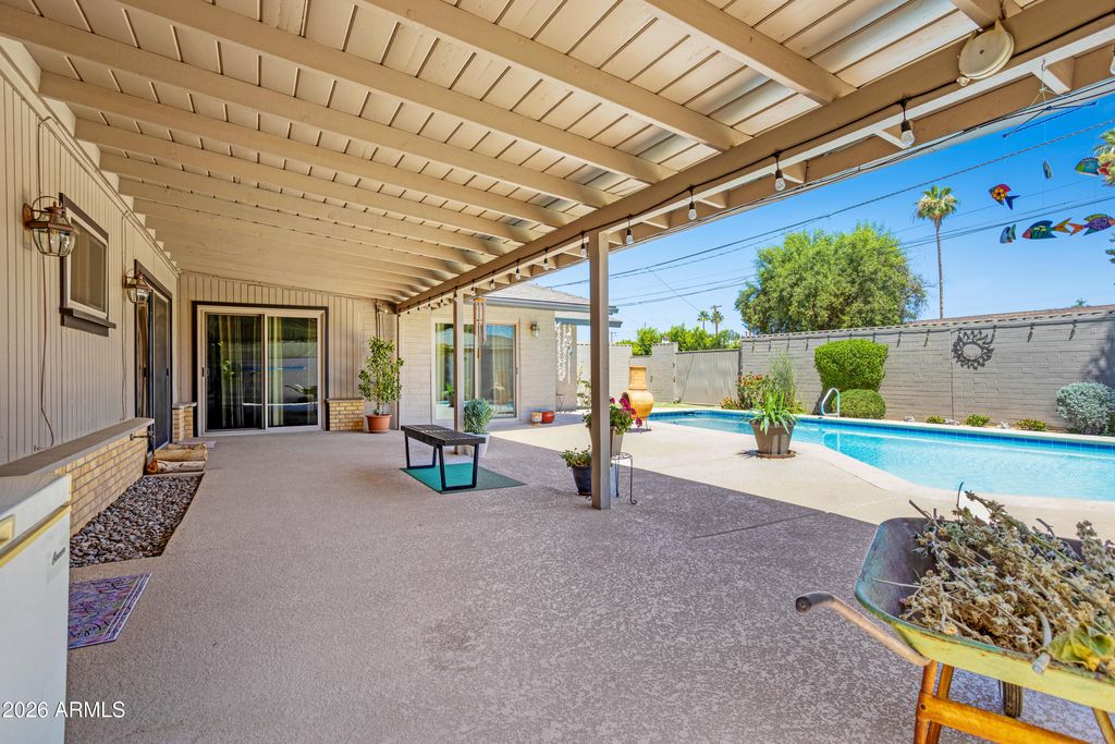 Image 8 of property listing at 864 W TULSA Street, Chandler, AZ 85225