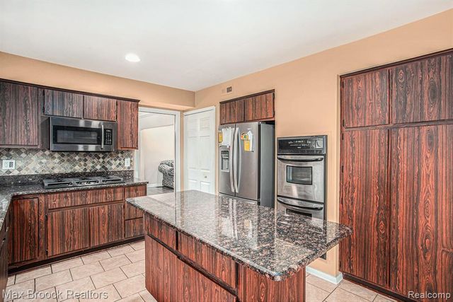 5622 Powder Horn Drive, West Bloomfield, MI 48322