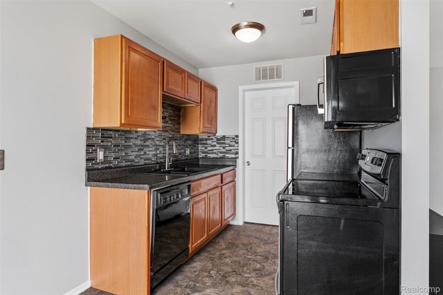 42564 Saratoga Road 31, Canton Charter Township, MI 48187