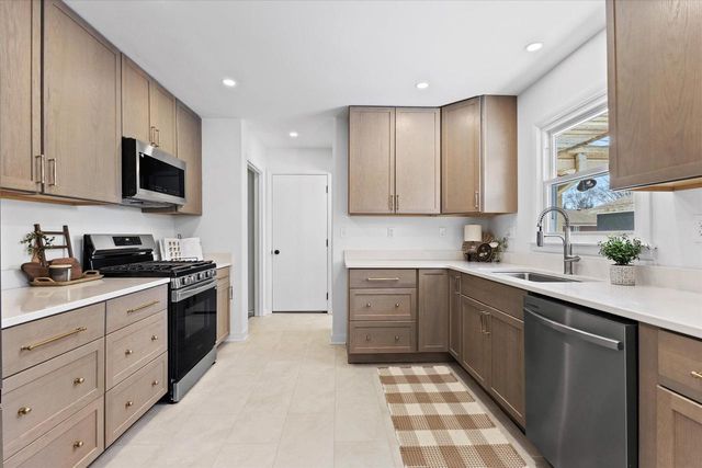 831 W Riverview DRIVE, Glendale, WI 53209