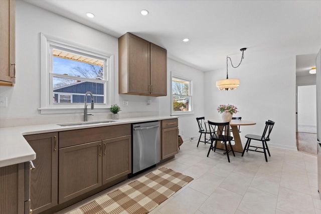 831 W Riverview DRIVE, Glendale, WI 53209