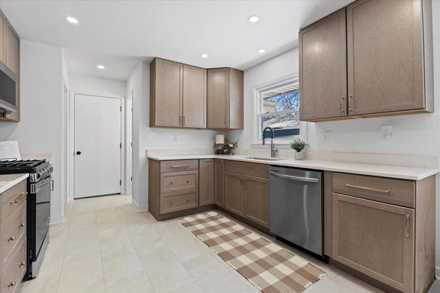 831 W Riverview DRIVE, Glendale, WI 53209