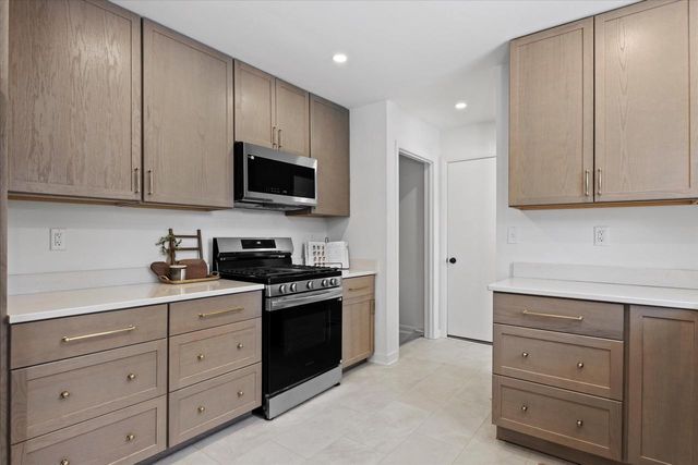 831 W Riverview DRIVE, Glendale, WI 53209