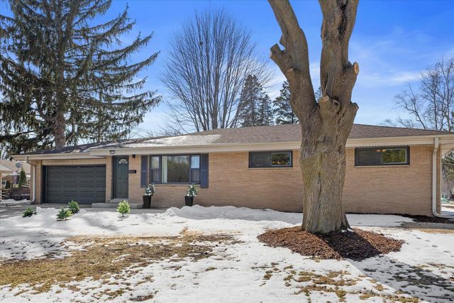 831 W Riverview DRIVE, Glendale, WI 53209
