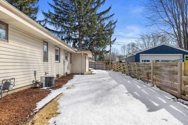 831 W Riverview DRIVE, Glendale, WI 53209