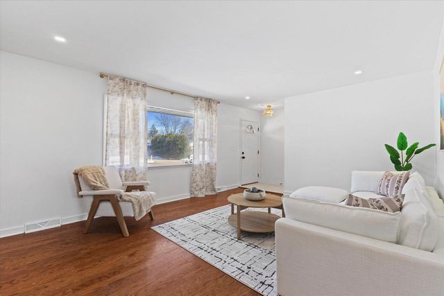 831 W Riverview DRIVE, Glendale, WI 53209