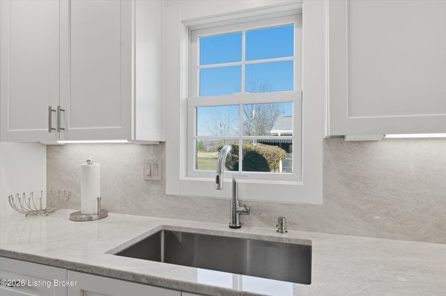 10215 Glenmary Farm Dr, Louisville, KY 40291