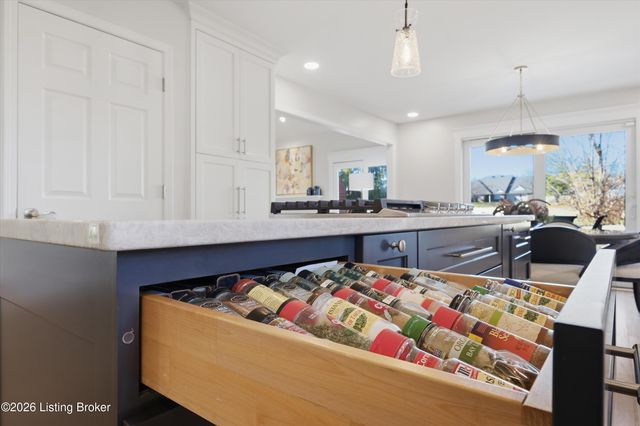 10215 Glenmary Farm Dr, Louisville, KY 40291