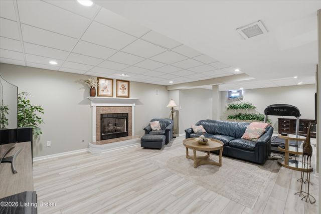 10215 Glenmary Farm Dr, Louisville, KY 40291