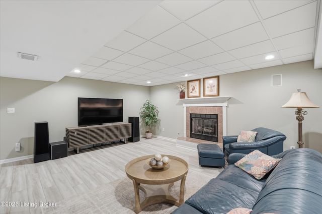 10215 Glenmary Farm Dr, Louisville, KY 40291