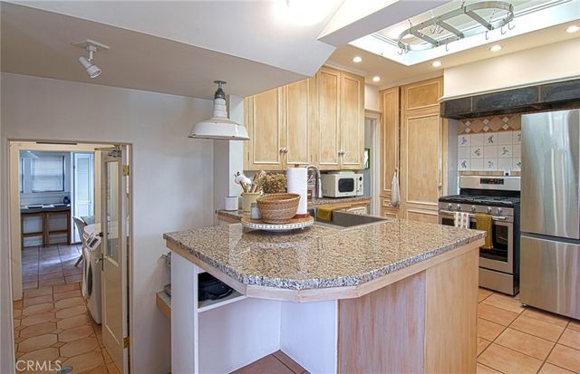 2209 Elden Avenue, Costa Mesa, CA 92627