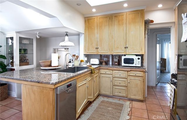 2209 Elden Avenue, Costa Mesa, CA 92627
