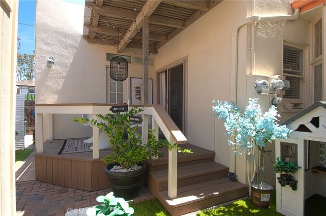 2209 Elden Avenue, Costa Mesa, CA 92627