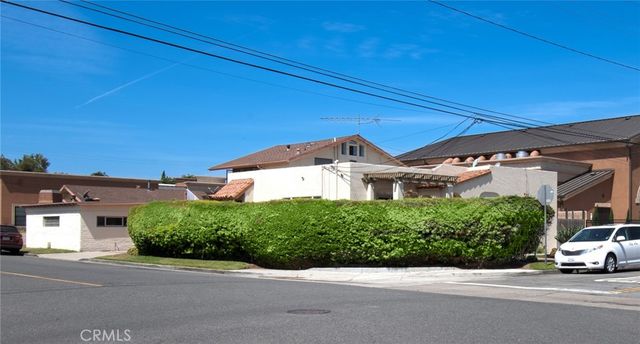 2209 Elden Avenue, Costa Mesa, CA 92627