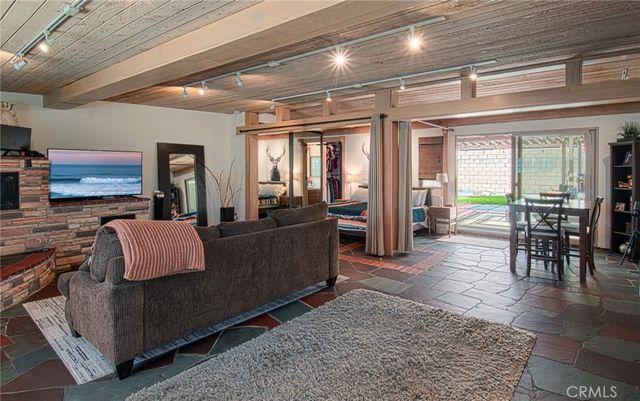 2209 Elden Avenue, Costa Mesa, CA 92627