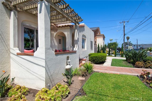 2209 Elden Avenue, Costa Mesa, CA 92627
