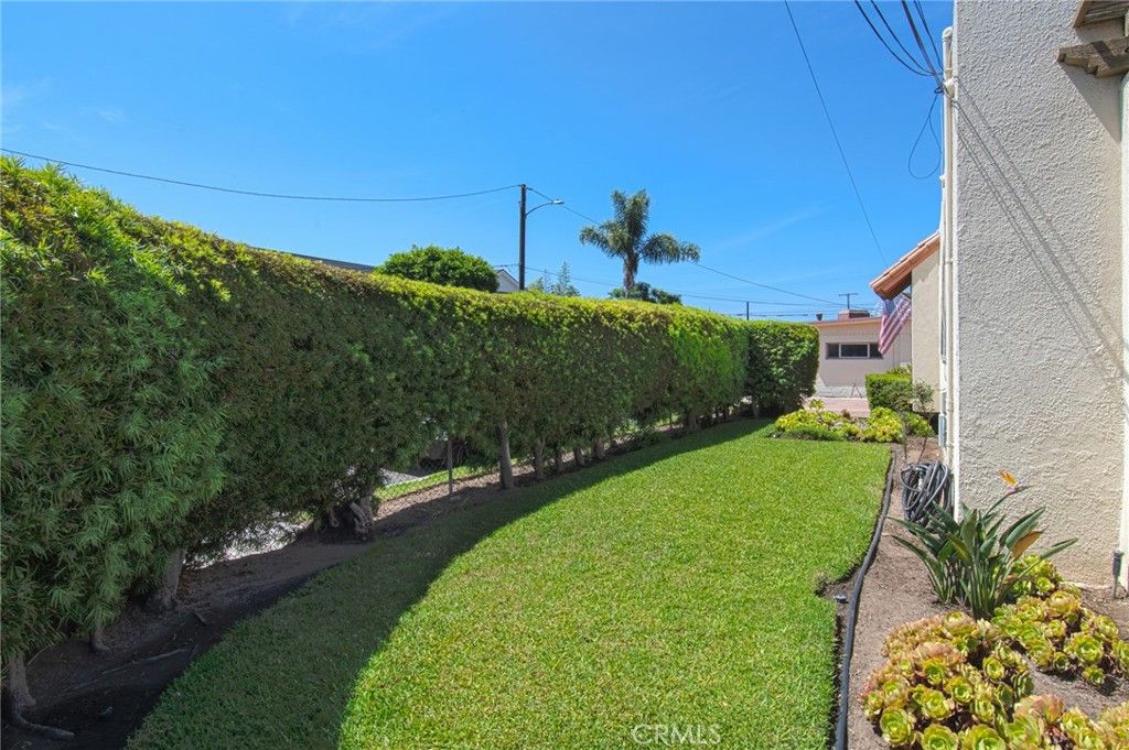 Image 9 of property listing at 2209 Elden Avenue, Costa Mesa, CA 92627