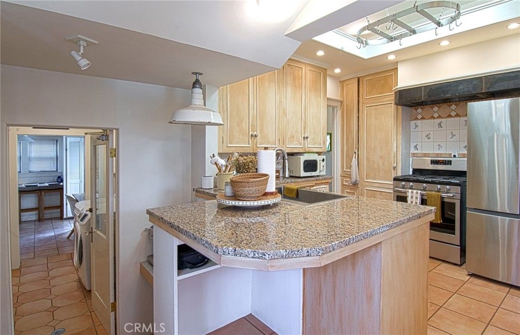 Image 15 of property listing at 2209 Elden Avenue, Costa Mesa, CA 92627