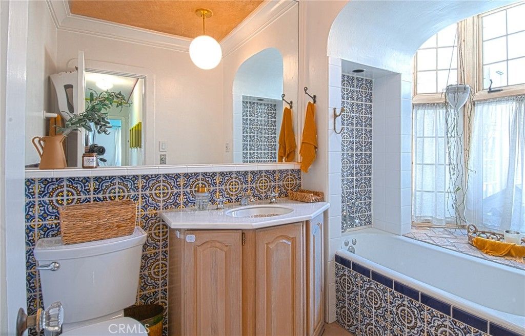 Image 23 of property listing at 2209 Elden Avenue, Costa Mesa, CA 92627