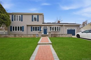 32 Landscape Drive, Wheatley Heights, NY 11798