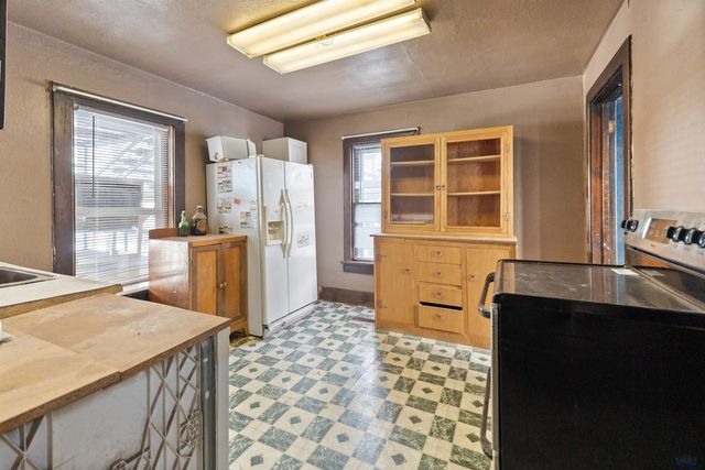 10 SW HILL, Newcastle, WY 82701