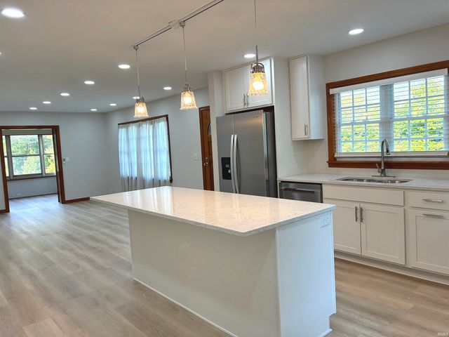 3210 Mesker Park Drive, Evansville, IN 47720