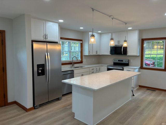 3210 Mesker Park Drive, Evansville, IN 47720