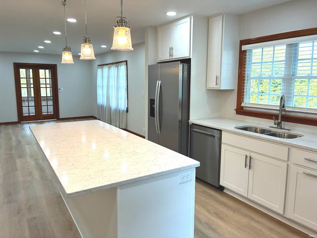 3210 Mesker Park Drive, Evansville, IN 47720