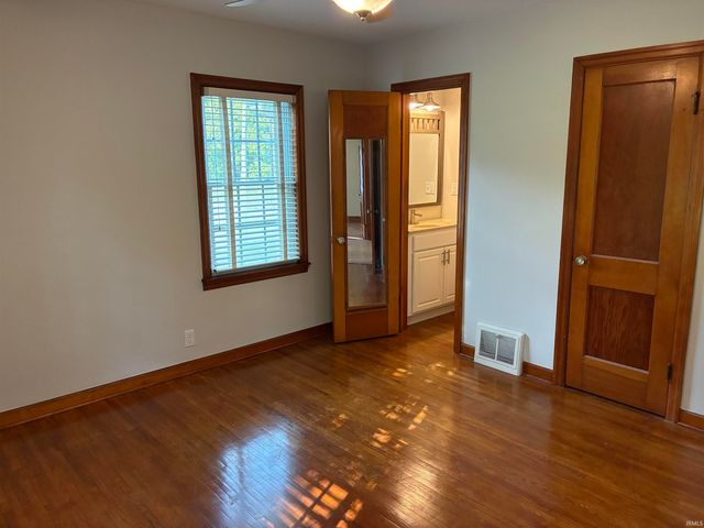 3210 Mesker Park Drive, Evansville, IN 47720