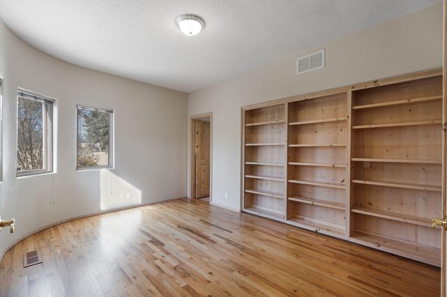 5800 Tinnin Road NW, Los Ranchos, NM 87107