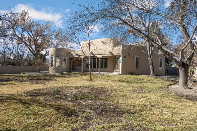 5800 Tinnin Road NW, Los Ranchos, NM 87107