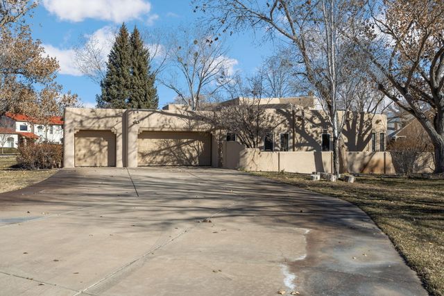 5800 Tinnin Road NW, Los Ranchos, NM 87107