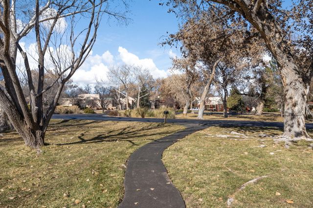 5800 Tinnin Road NW, Los Ranchos, NM 87107